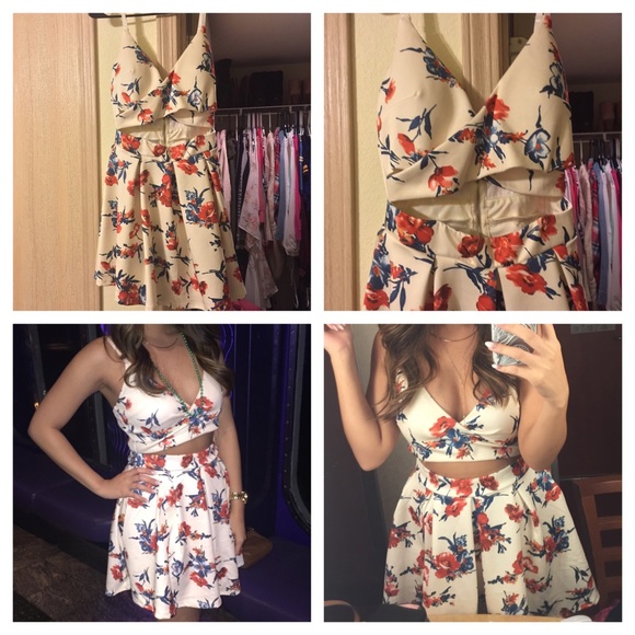 🚫 SOLD  🚫🎀 Floral dress 🎀 - Picture 1 of 4