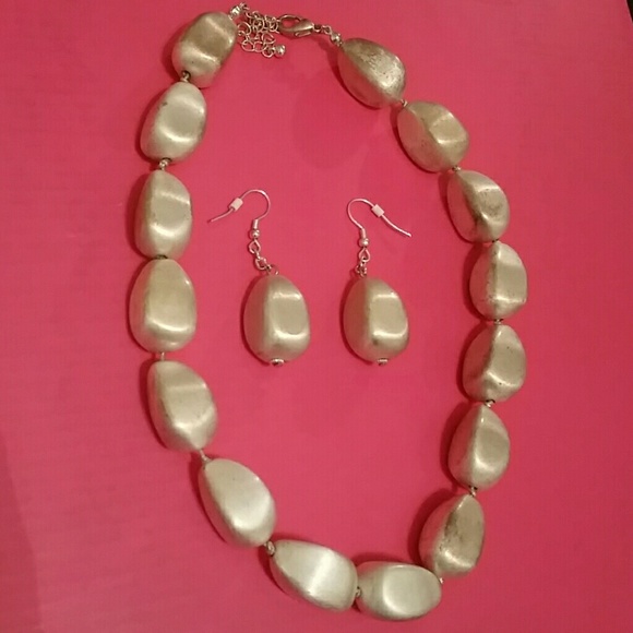 Fashion necklace and earring set