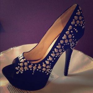Stiletto heel peep toe embroidered shoes.