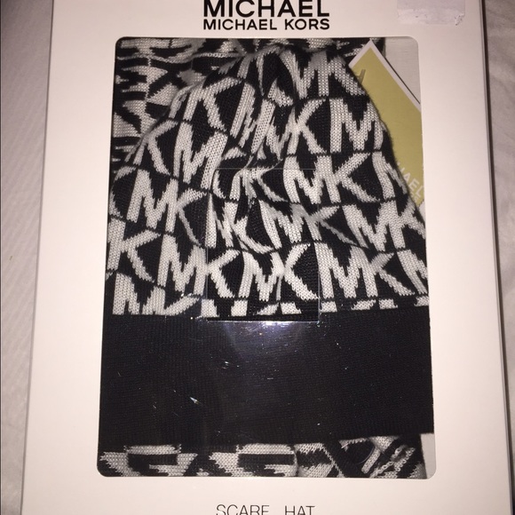 Michael Kors Scarf and Hat set. Brand new - Picture 3 of 3