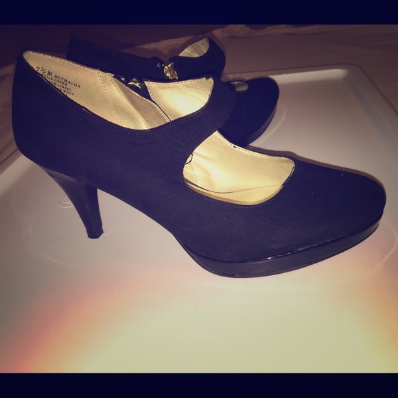 Black pumps