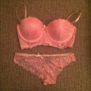 Peach lace bra and panty set!