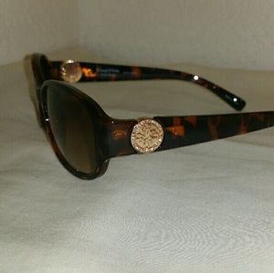 NWT Simply Vera Vera Wang Sunglasses