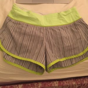 Lululemon speed shorts grey/neon yellow w/ pocket