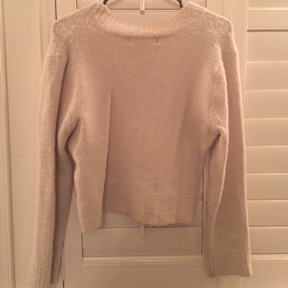 Cream-colored v-neck cropped sweater - Picture 3 of 3