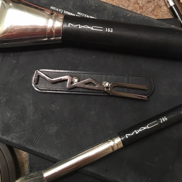 M•A•C magnet back pin