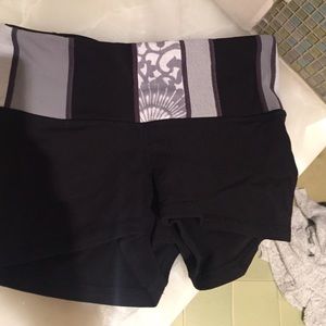 Lululemon tight "bootie"short w/ pattern waistband