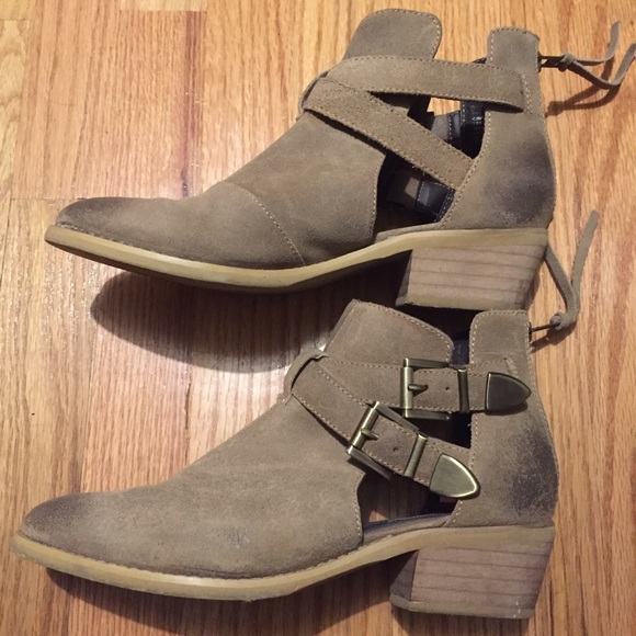 STEVE MADDEN Booties