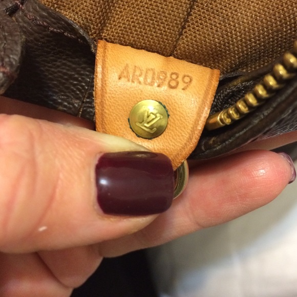 LV Tote/Shoulder bag Considering offers only - Picture 4 of 4