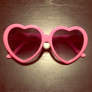 Adorable pink heart sunglasses😍
