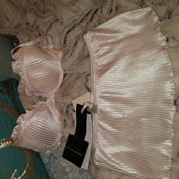 Skirt panties and matching pink bra, - Picture 1 of 2