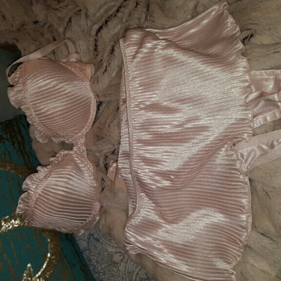 Skirt panties and matching pink bra, - Picture 2 of 2