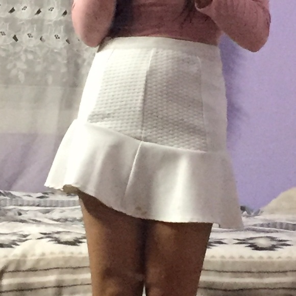 🆕NWOT Asymmetrical Trumpet White skirt - Picture 2 of 3