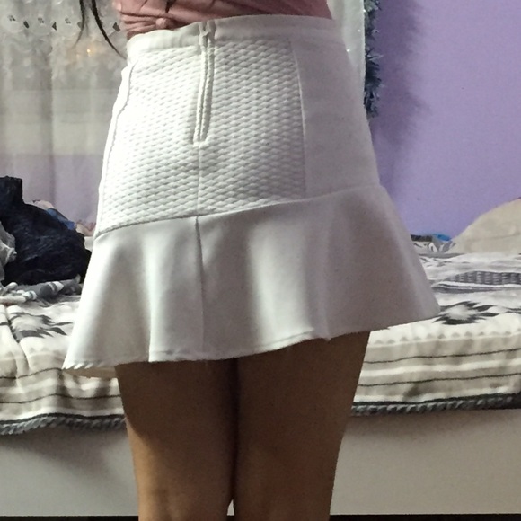 🆕NWOT Asymmetrical Trumpet White skirt - Picture 3 of 3