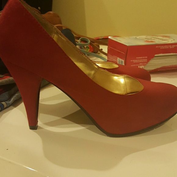 Red pumps - Picture 2 of 3