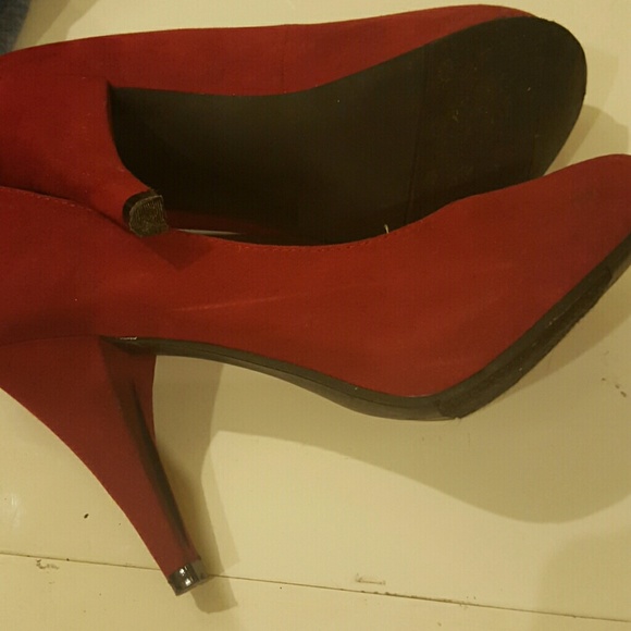 Red pumps - Picture 3 of 3