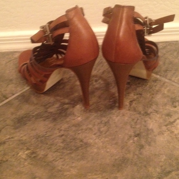 NWOT Gianni Bini Leather Heels (fits like a 9 1/2) - Picture 2 of 4