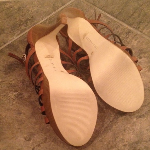 NWOT Gianni Bini Leather Heels (fits like a 9 1/2) - Picture 3 of 4