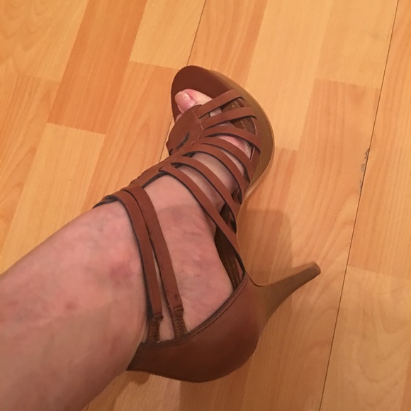 NWOT Gianni Bini Leather Heels (fits like a 9 1/2) - Picture 4 of 4