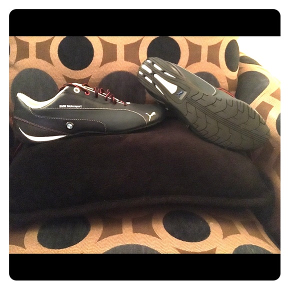 Unisex dark blue puma tennis shoes.