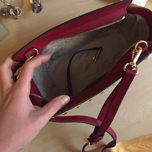 MICHAEL KORS SELMA STUD MESSENGER - CHERRY - Picture 3 of 4