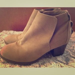 MOSSIMO SUPPLY CO. Suede like ankle boots size 6