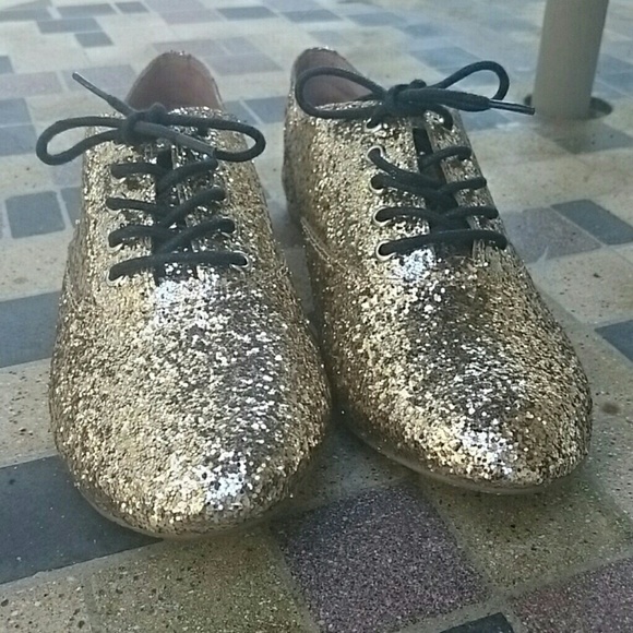 Final price!! NWOT Vince Camuto gold oxfords !!