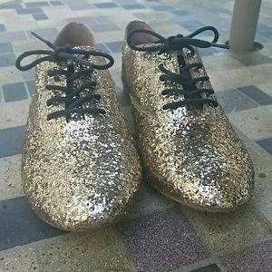 Final price!! NWOT Vince Camuto gold oxfords !!