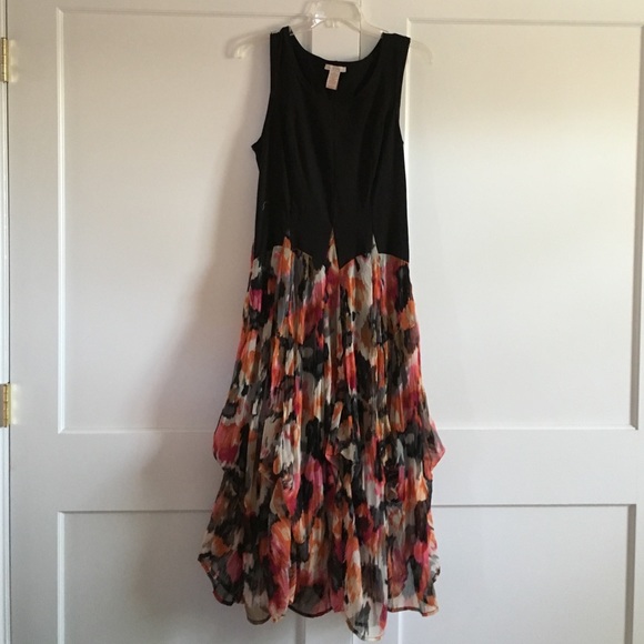 Long dress upper part is black .