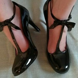 Vintage-style T-strap heels TRADED