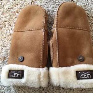 Ugg sheepskin flip mitten