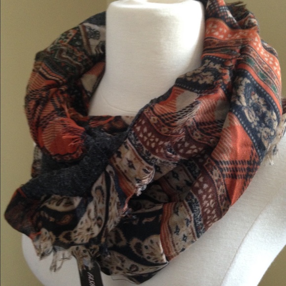 Accessories - Figure 8 scarf