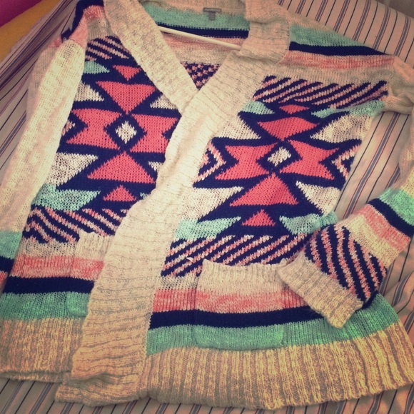 👄Brightly printed tribal sweater👄
