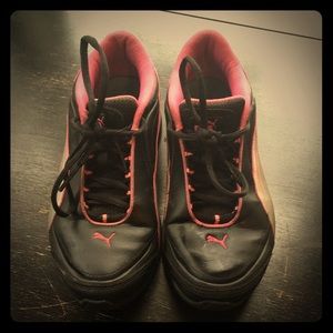 Black/pink Puma shoe...$10 FIRM