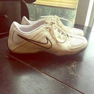 Sz 7 Nike cheer shoe