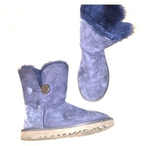 Navy uggs size 8 wore once like new
