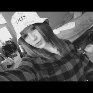 Meet your Posher, Adara