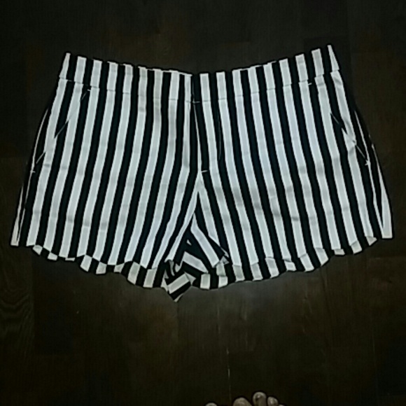 Club Monaco tab front shorts.