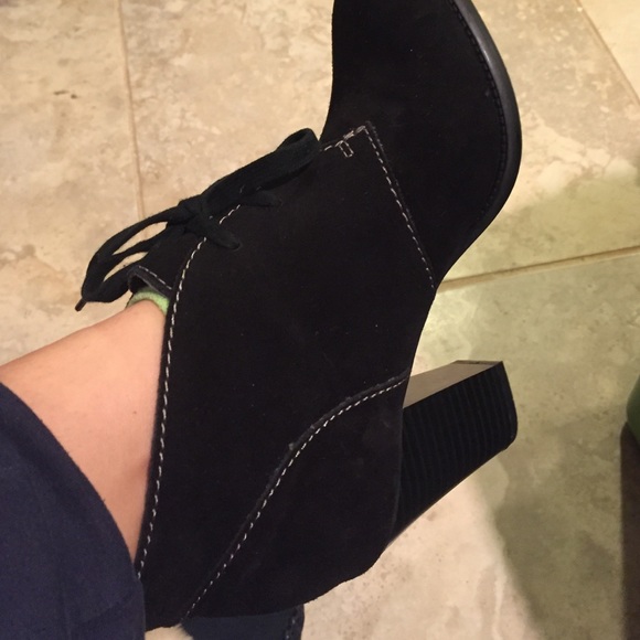 Black pumps with laces