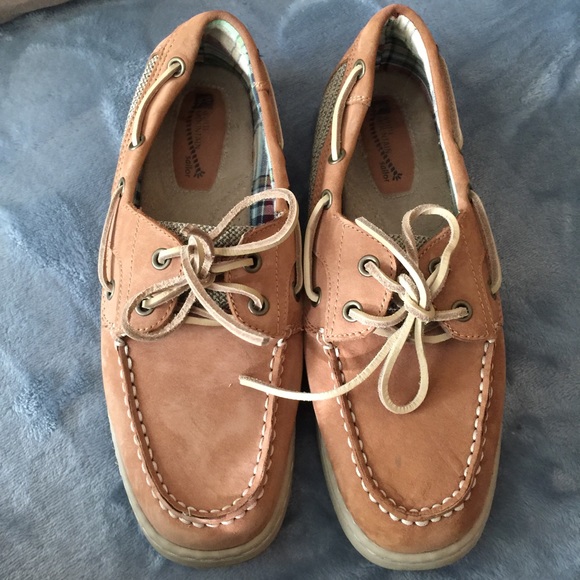 White Mountain tan loafers