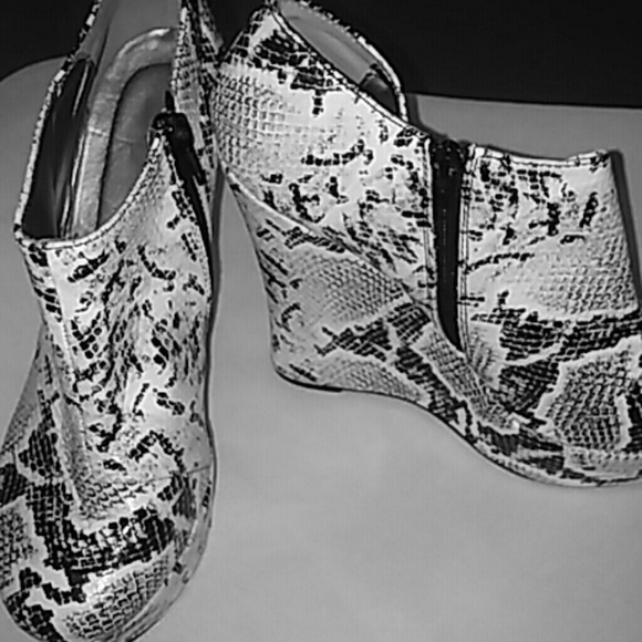 Black white ladies wedges