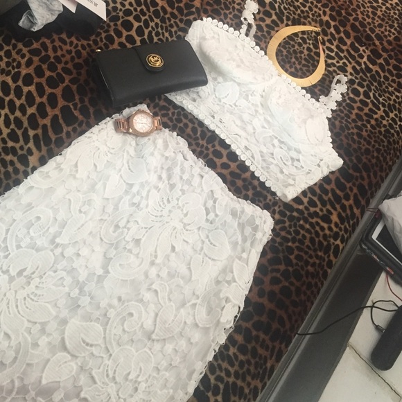 1 DAY SALE Lace Bustier with matching skirt - Picture 3 of 4