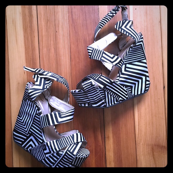 Shoes - Perfect summer wedges! Sz 8