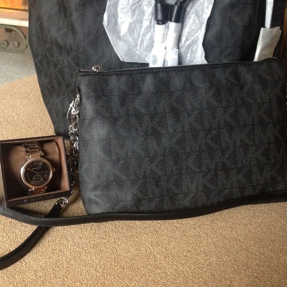 😍Michael Kors black pvc logo messenger!😍