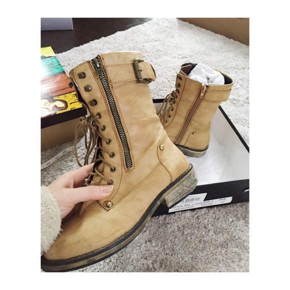 💥SOLD💥 Tan combat boots - Picture 2 of 4