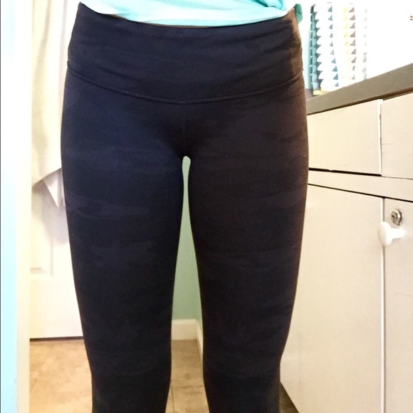 Lululemon Athletics camo leggings size 4