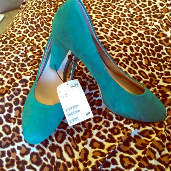 Green faux suede heels/pumps