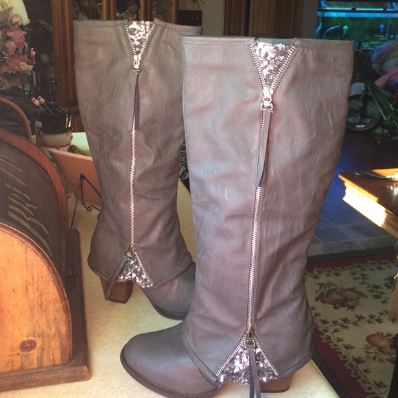 Boots size 9