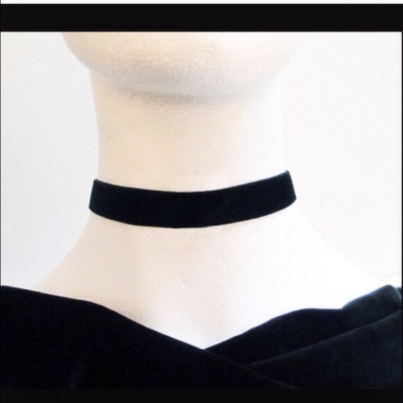 Black velvet choker