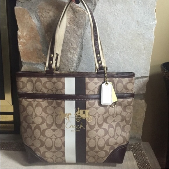 Coach Handbags - Stylish leather Coach Bag👜